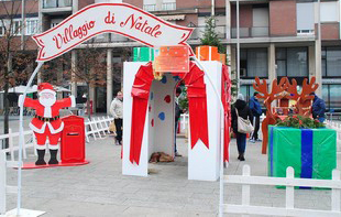 cartelli con nomi di città