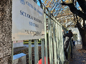 Lissone-  Comunicato stampa - Il Forum Donna "ri-colora" la cancellata della scuola Cagnola