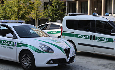 Immagine con auto della Polizia Locale