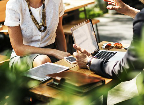 Lissone - persone che lavorano a un tavolino con il pc