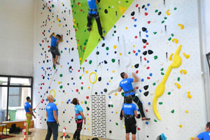 Immagine parete di arrampicata con 2 istruttori 