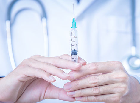 Comune di Lissone| Campagna di vaccinazione anti Covid-19 e antinfluenzale 2023-2024 -  mani che reggono siringa