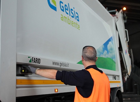 Lissone - Statistiche raccolta rifiuti- foto operatore ecologico al lavoro