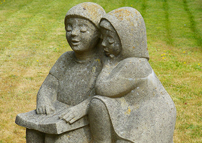 Statua bambini che leggono
