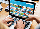 Immagine pc portatile con mani 