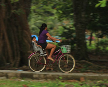 madre in bicicletta