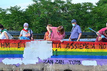 Lissone| Comunicato stampa | Bandiera rainbow sfregiata con scritte naziste: i Sindaci di Lissone, Desio e Seregno ridipingono l'arcobaleno