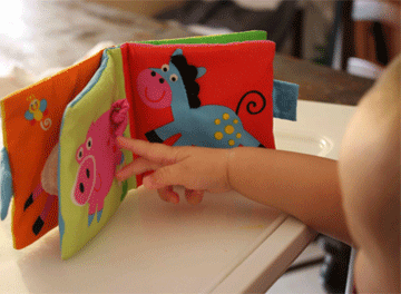 Immagine bimbo con libretto