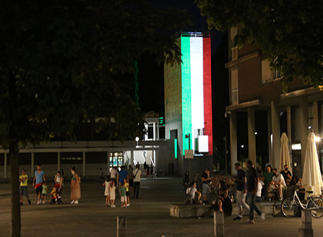 Palazzo Terragni illuminato col tricolore italiano