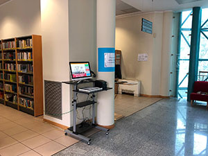 Immagine postazione self-check all'interno della biblioteca