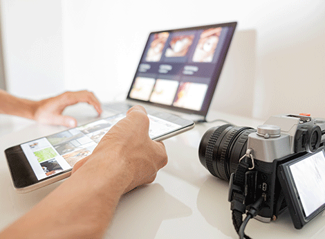 Comune di Lissone - Avviso pubblico selezione per l'affidamento incarico addetto stampa e social media manager - immagine di mani che tengono un tablet per organizzare o importare immagini da fotocamera 