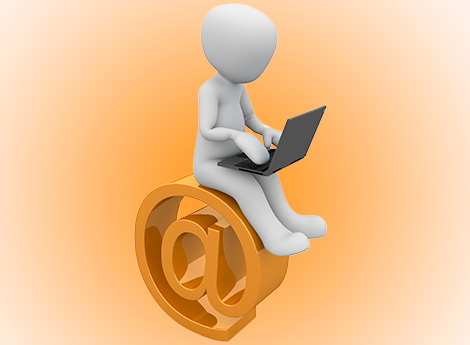 Immagine omino che scrive mail