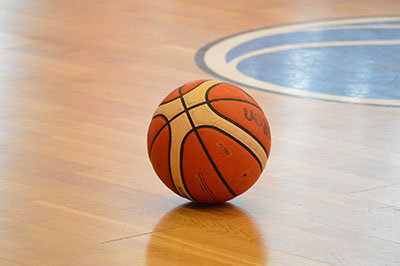 Pallone su campo da basket