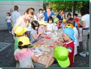 "CRESCERE CON L'ARTE":bimbi durante un laboratorio 
