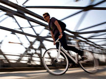 uomo che pedala