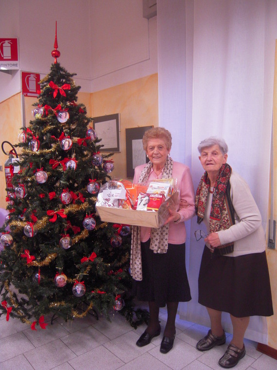 IRENE E CARLA ADORANO GIOCARE A TOMBOLA 