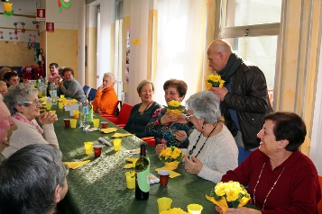 Il Vicesindaco dona primule alle donne