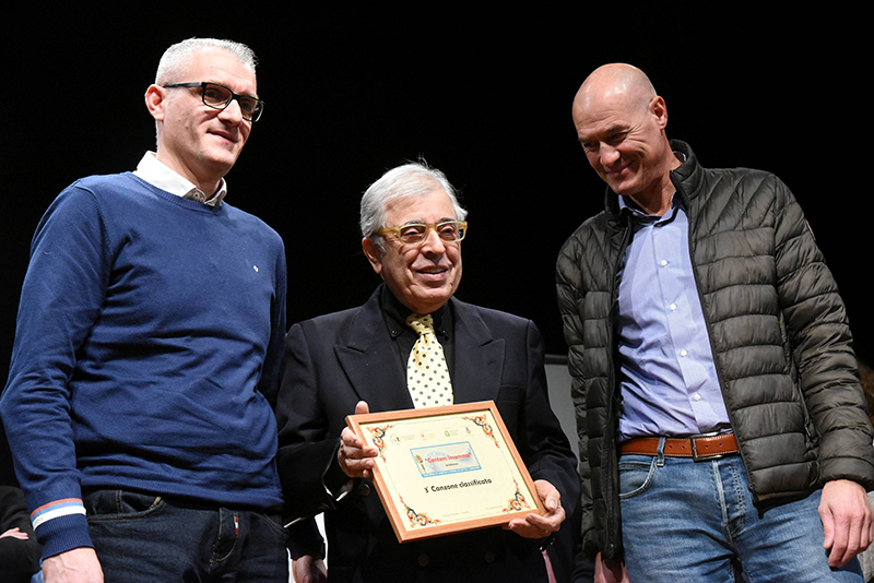 3 Canzone classificata "SEMPER INNAMORA" Cantata da VALENTINO MANCINO premiata da STEFANO AROSIO e OMAR FOLIGNO Consiglieri Comune di Lissone