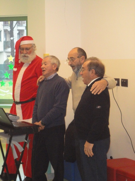 BRUNO ALE TINO E GIANNI CANTANO PER I BIMBI DELLA SCUOLA DELL'INFANZIA PENATI