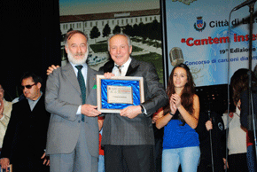 Il SindacoAmbrogio Fossati  premia Gigi Pellegrini  1° classificato 