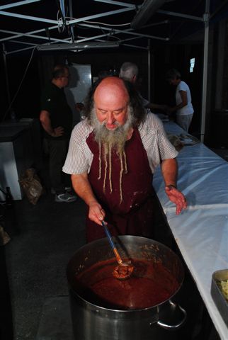 Janos Hasur mentre prepara la cena