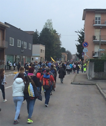 Pellegrini al ritorno sulla via Pacinotti