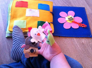 mano di bimbo con libro per bambini