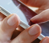 immagine a colori mani che digitano su smartphone