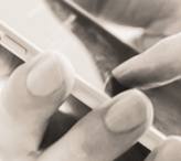 immagine bianco e nero mani che digitano su smartphone