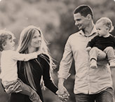  immagine bianco e nero genitori con figli