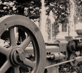immagine bianco e nero particolare di macchinario industriale